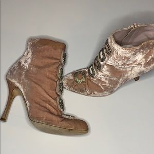 RARE! Manolo Blahnik velvet and crystal  booties 39/9